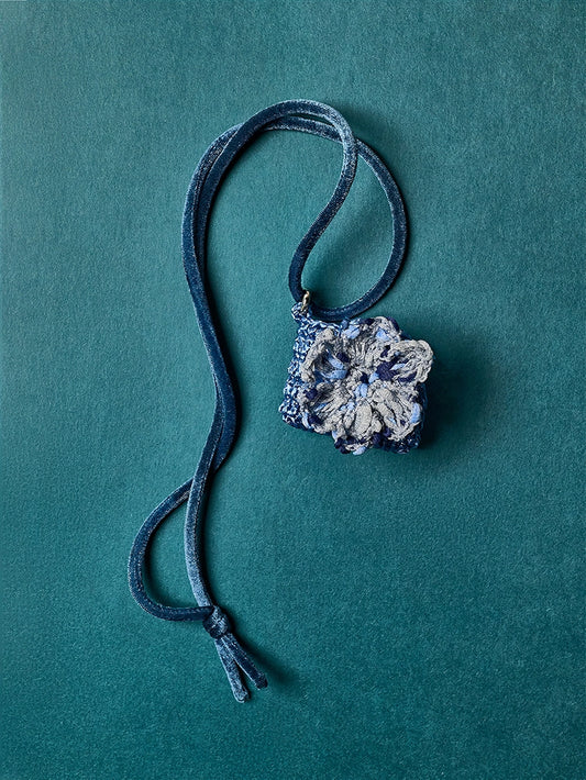 Your Earbuds‘ Cozy Sweater - Handmade Floral Charm for AirPods 3 & 4