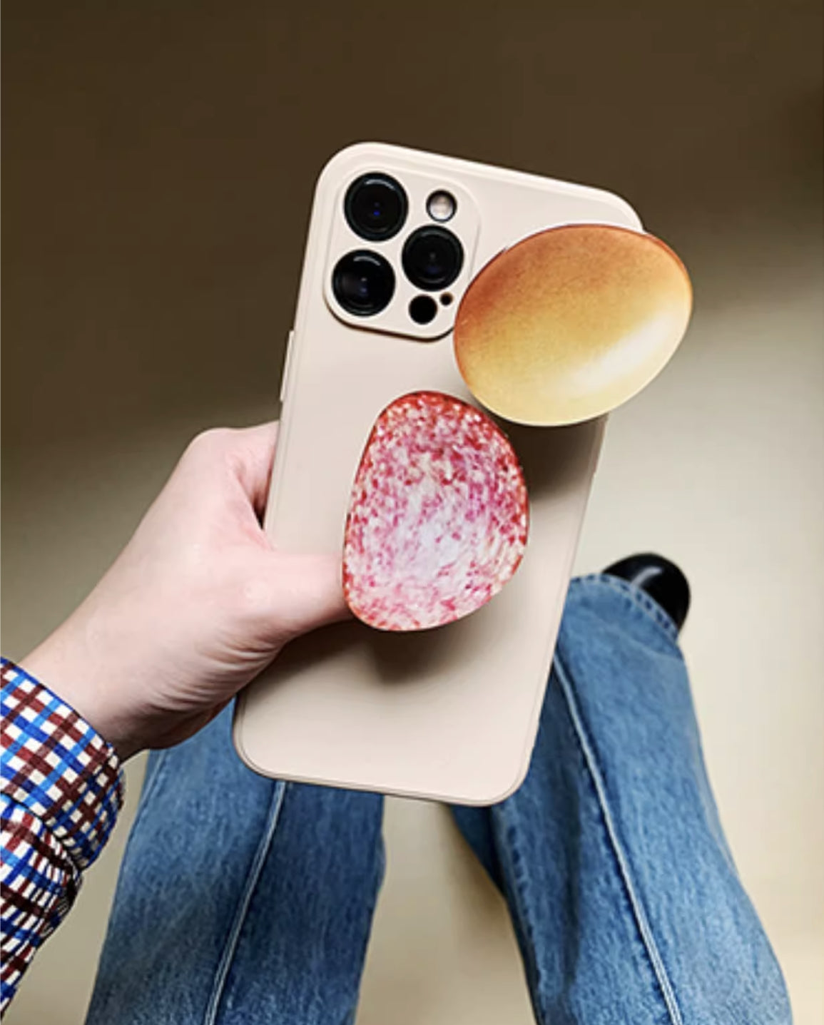 Egg-shaped phone stand