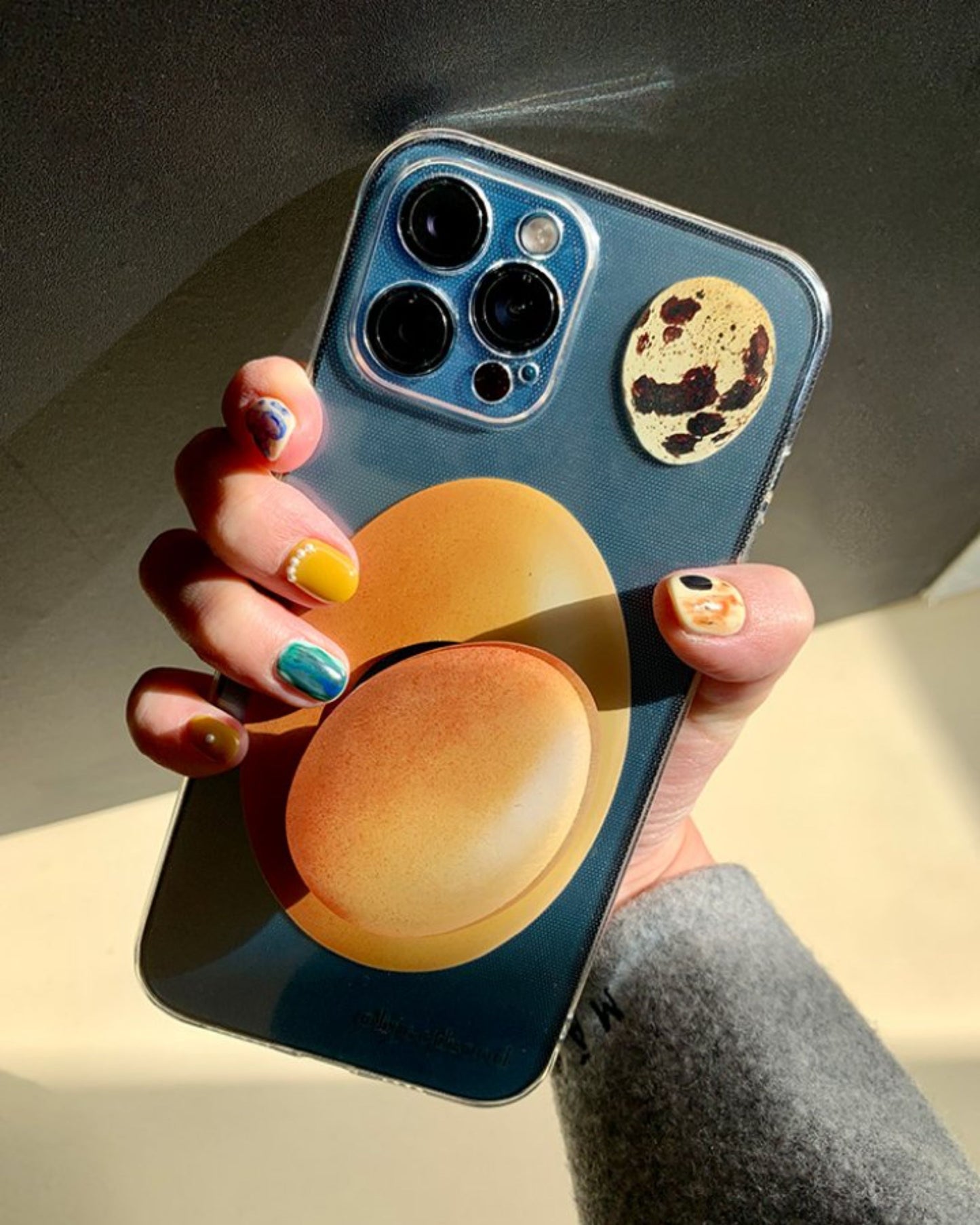 Egg-shaped phone stand